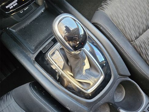 Used 2020 Nissan Rogue SV image 17