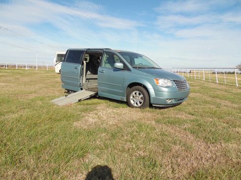 Used 2008 Chrysler Town & Country Touring image 20