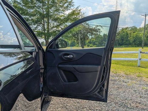 Used 2017 Jeep Cherokee Latitude w/ Cold Weather Group AWD/4WD image 13