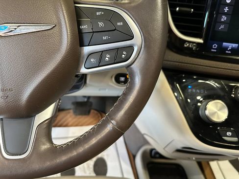Used 2021 Chrysler Pacifica Touring-L FWD image 12