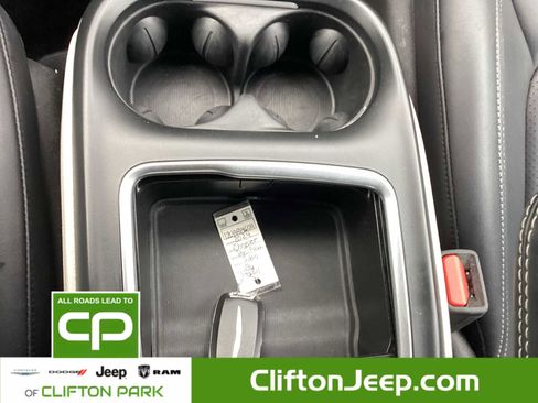 Certified 2024 Chrysler Pacifica Touring-L image 21