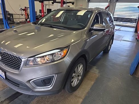 Used 2016 Kia Sorento LX AWD/4WD image 2