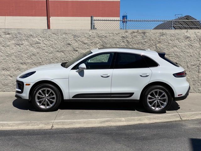 Certified 2025 Porsche Macan AWD/4WD image 2