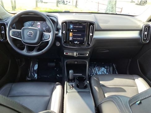 Used 2021 Volvo XC40 T5 Momentum w/ Climate Package AWD/4WD image 9