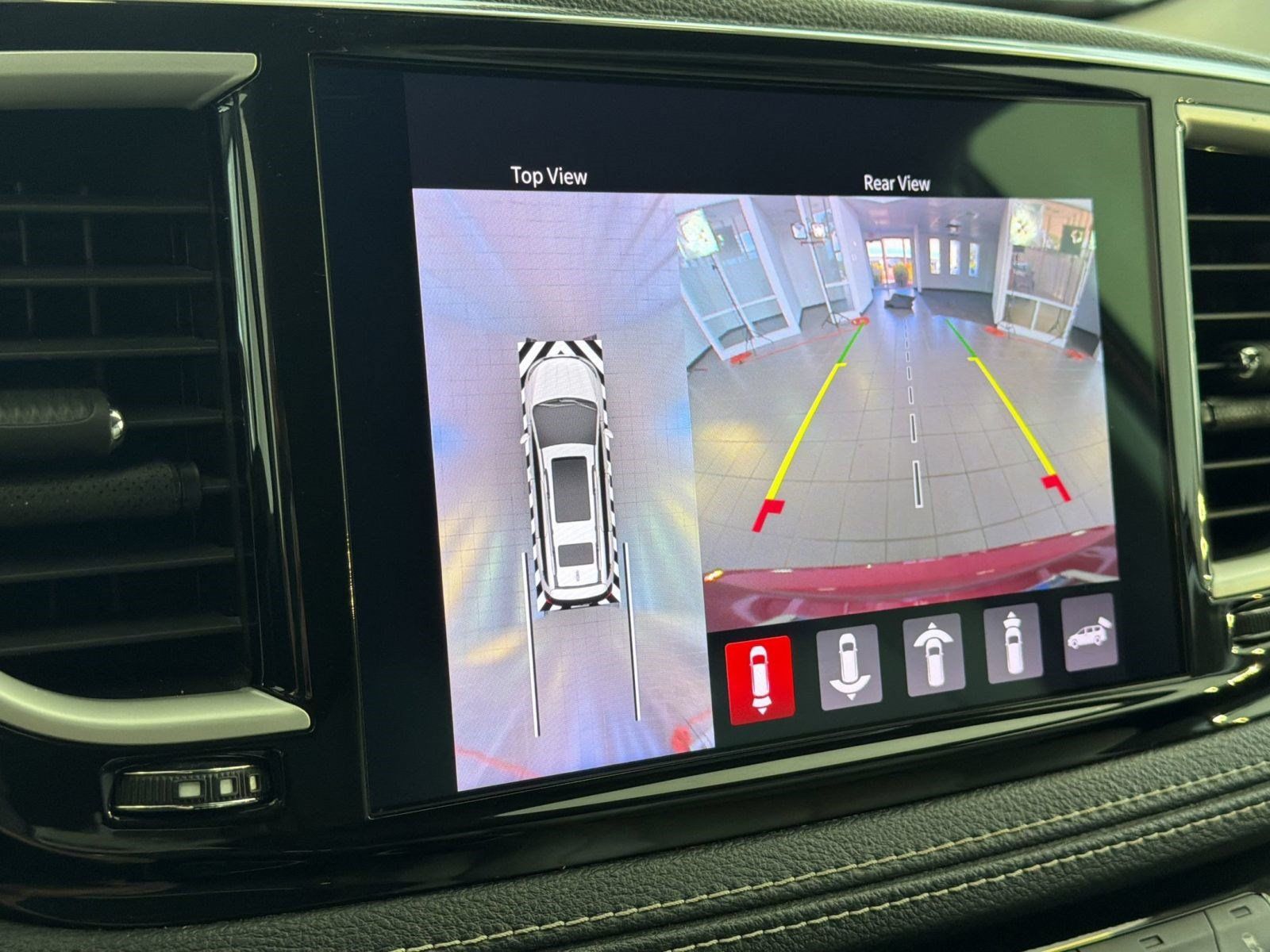 Used 2021 Chrysler Pacifica Touring-L w/ Uconnect Theater Family Group FWD image 21