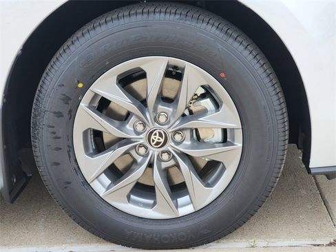 New 2026 Toyota Sienna XLE image 7