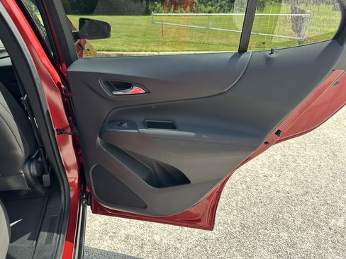 Used 2022 Chevrolet Equinox RS w/ Infotainment Package image 16