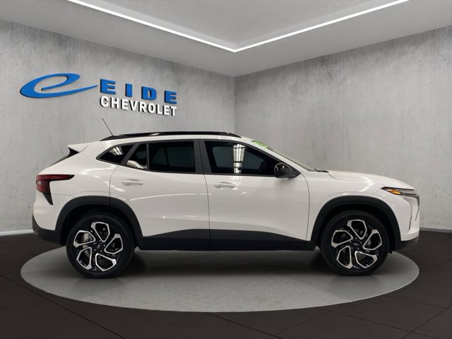 Used 2025 Chevrolet Trax RS w/ Sunroof Package FWD image 16