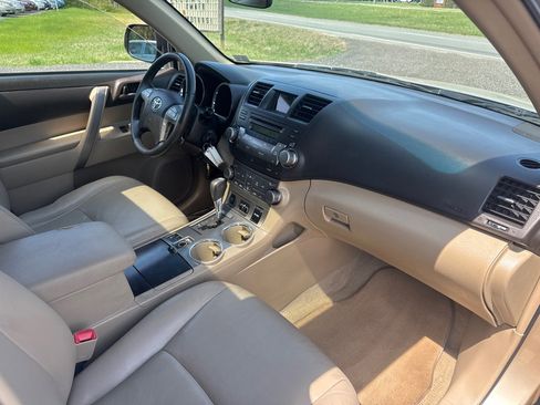 Used 2010 Toyota Highlander SE image 28