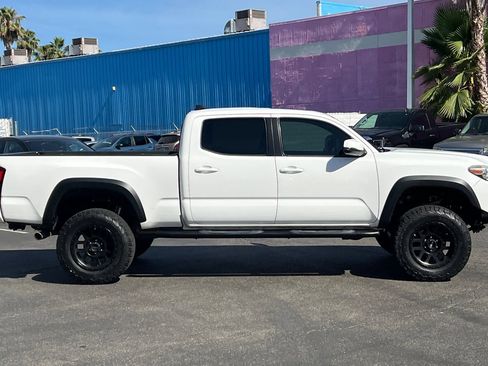Used 2019 Toyota Tacoma TRD Off-Road w/ TRD Premium Off Road Package AWD/4WD image 3
