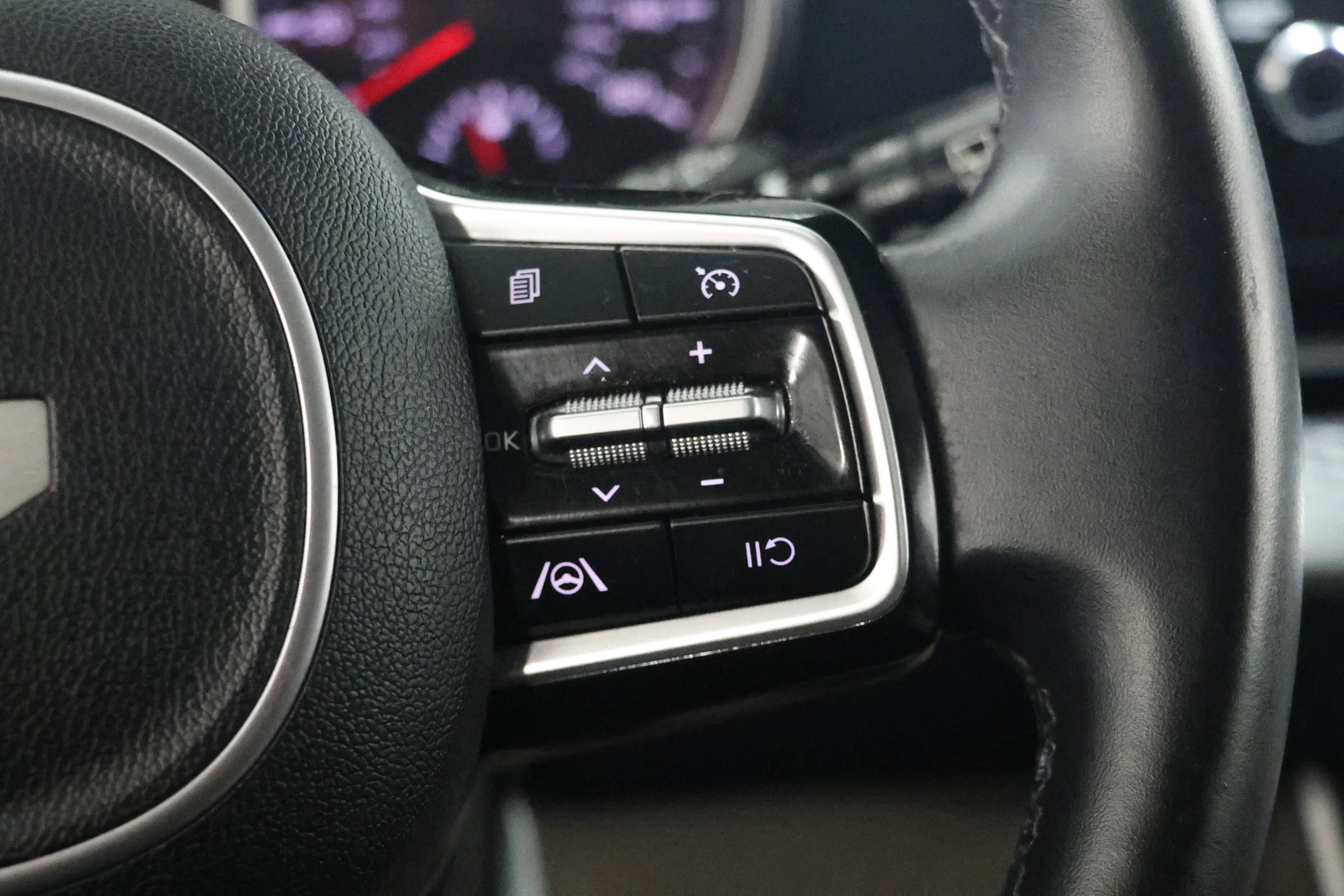 Used 2022 Kia Carnival LX FWD image 22