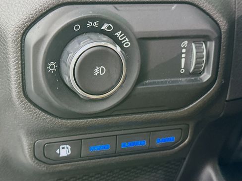 Used 2023 Jeep Wrangler Unlimited Sahara AWD/4WD image 16