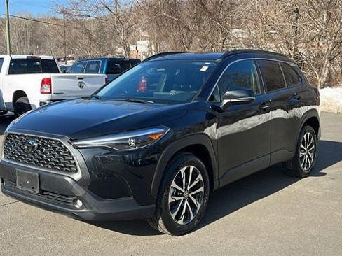 Used 2025 Toyota Corolla Cross XLE image 3