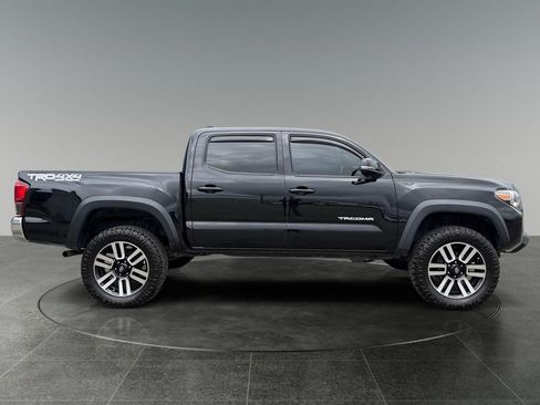 Used 2018 Toyota Tacoma TRD Off-Road AWD/4WD image 10