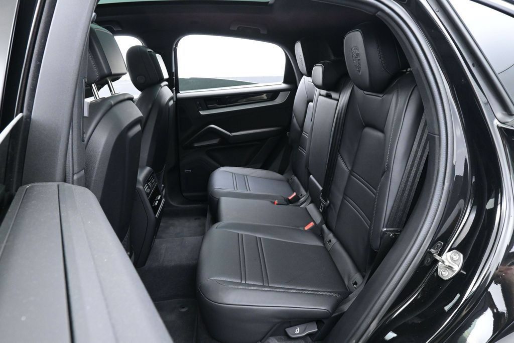 Certified 2025 Porsche Cayenne E-Hybrid Coupe AWD/4WD image 25
