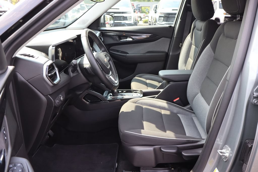 Used 2025 Chevrolet TrailBlazer LT w/ LT Cold Weather Package FWD image 7