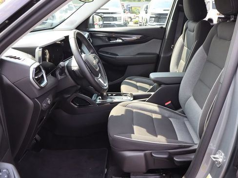 Used 2025 Chevrolet TrailBlazer LT w/ LT Cold Weather Package FWD image 7