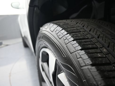 Used 2025 Chevrolet Trax RS w/ Sunroof Package FWD image 33