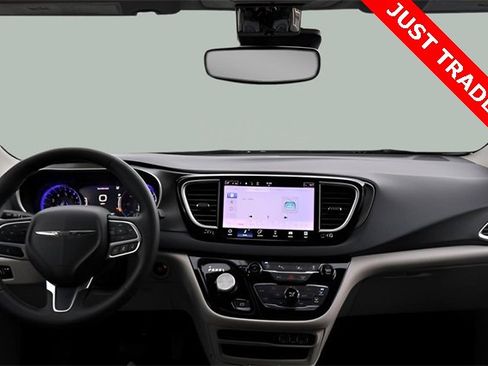 Used 2024 Chrysler Pacifica Touring-L image 41