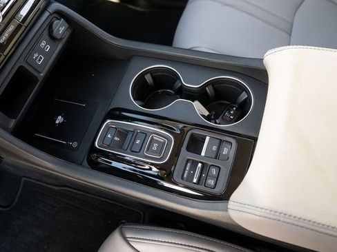 Used 2025 Honda Pilot EX-L image 18