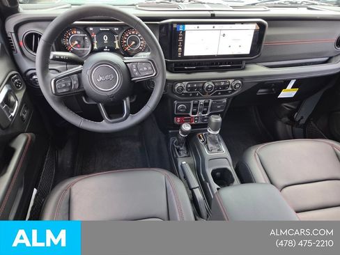 Used 2025 Jeep Gladiator Rubicon w/ Convenience Group AWD/4WD image 8