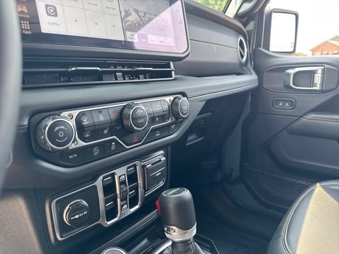 Used 2025 Jeep Gladiator Sport AWD/4WD image 16