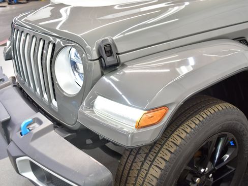 Used 2023 Jeep Wrangler Unlimited Sahara w/ Cold Weather Group AWD/4WD image 30