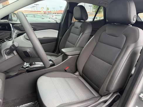 Used 2025 Chevrolet Trax LT FWD image 35