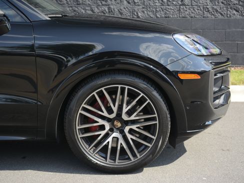 Used 2025 Porsche Cayenne GTS AWD/4WD image 11