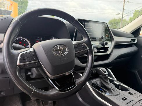 Used 2021 Toyota Highlander LE AWD/4WD image 11