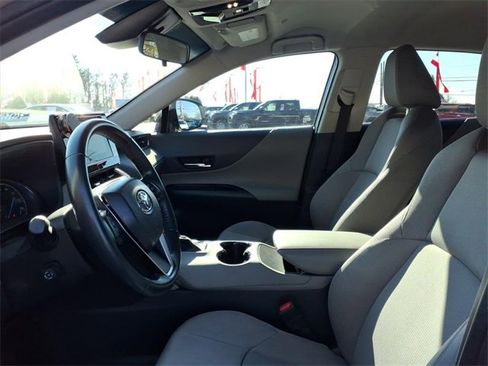 Used 2023 Toyota Venza LE image 5