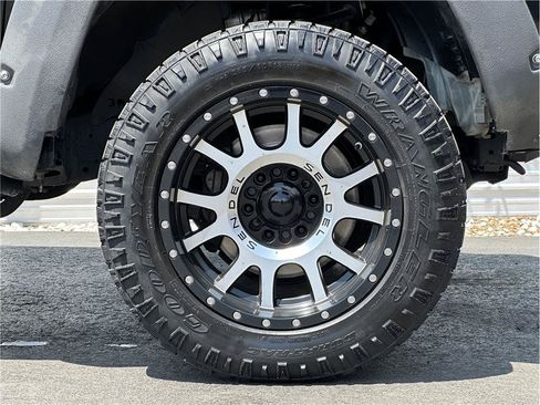 Used 2015 Toyota 4Runner SR5 AWD/4WD image 29