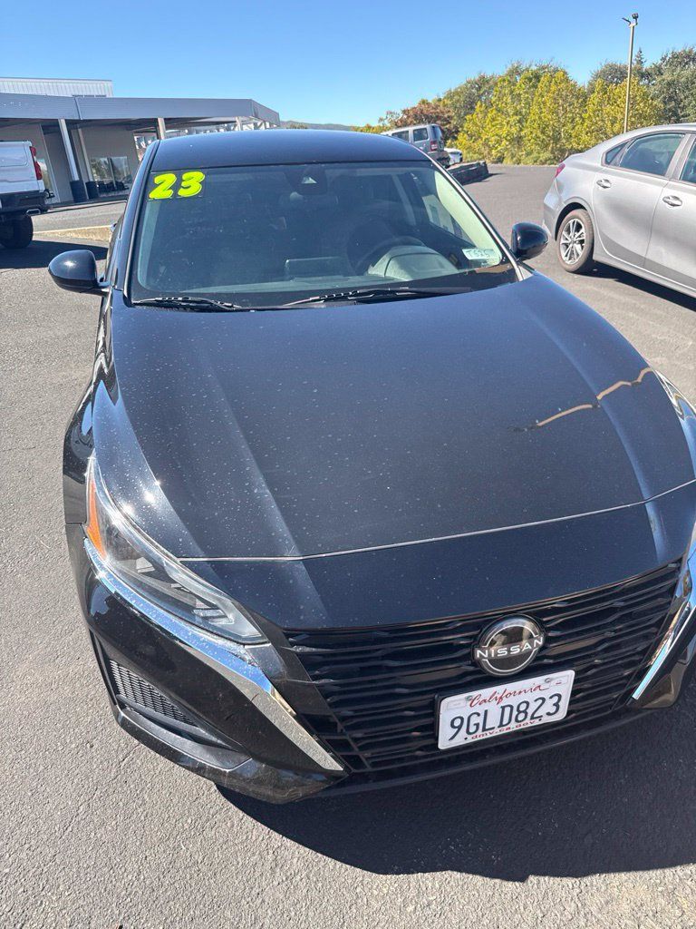Used 2023 Nissan Altima 2.5 SV FWD image 2
