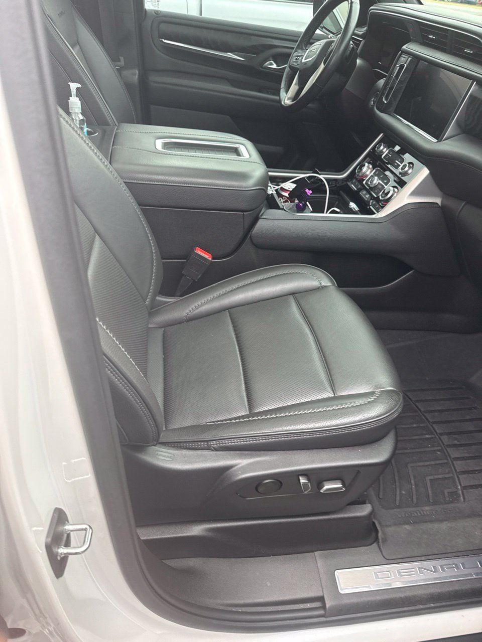 Used 2022 GMC Yukon XL Denali w/ Denali Premium Package AWD/4WD image 3
