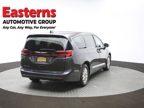 Used 2023 Chrysler Pacifica Touring-L FWD image 42