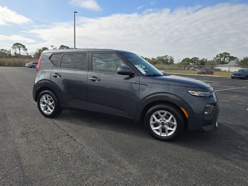 Used 2022 Kia Soul LX w/ Technology Package image 2
