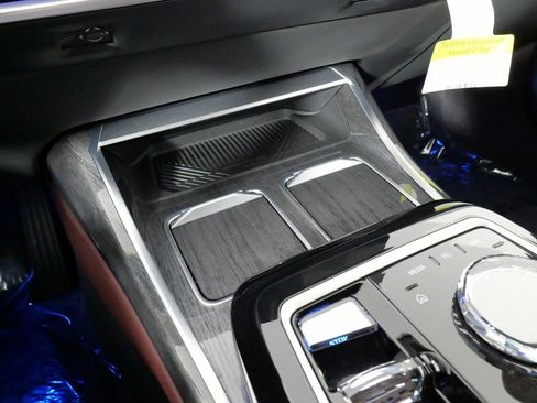 Used 2024 BMW i7 xDrive60 w/ Executive Package image 63