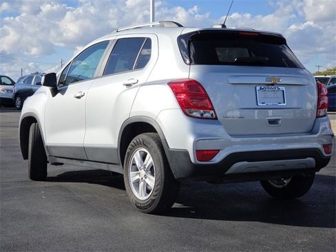 Used 2022 Chevrolet Trax LT w/ LT Convenience Package image 13