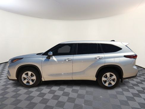 Used 2024 Toyota Highlander LE FWD image 2