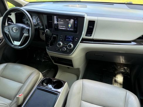 Used 2017 Toyota Sienna XLE FWD image 24
