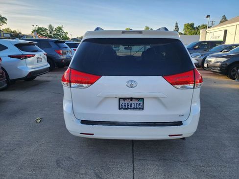 Used 2011 Toyota Sienna LE w/ Towing Pkg FWD image 4