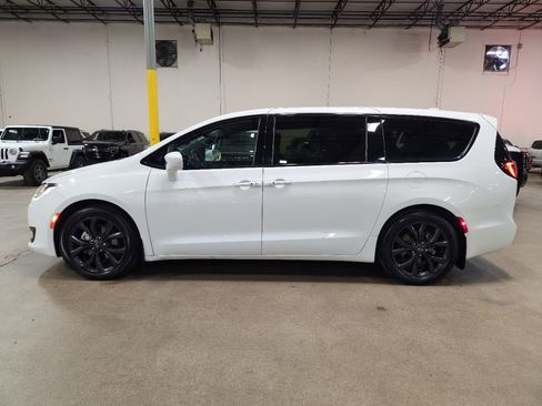 Used 2019 Chrysler Pacifica Touring Plus w/ S Appearance Package FWD image 7