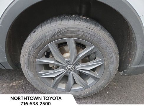 Used 2022 Volkswagen Tiguan SE w/ Panoramic Sunroof Package image 9