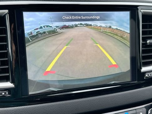 Used 2025 Chrysler Pacifica Select image 17