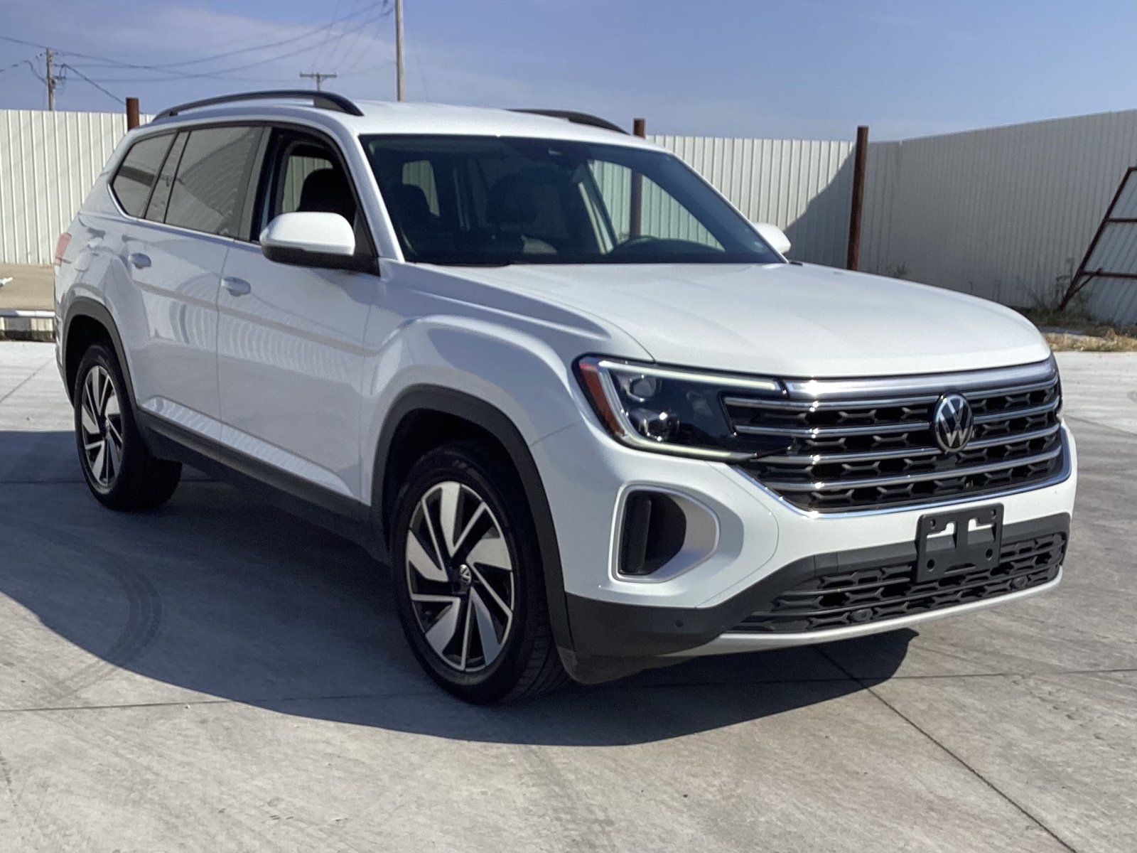 Used 2024 Volkswagen Atlas SE AWD/4WD image 3