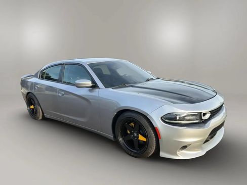 Used 2018 Dodge Charger SXT Plus RWD image 3