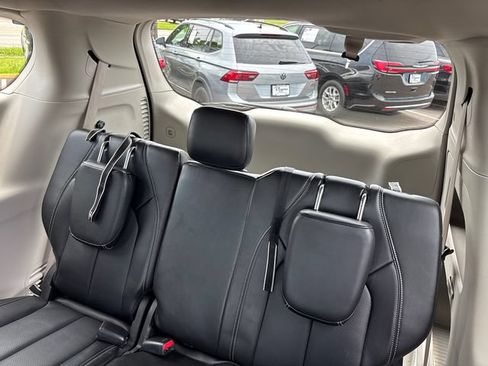 Used 2024 Chrysler Pacifica Touring-L FWD image 10