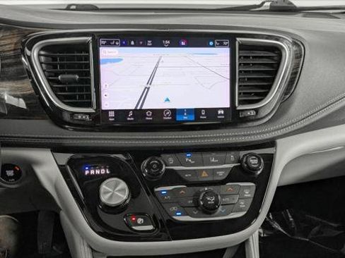 Used 2023 Chrysler Pacifica Limited FWD image 29