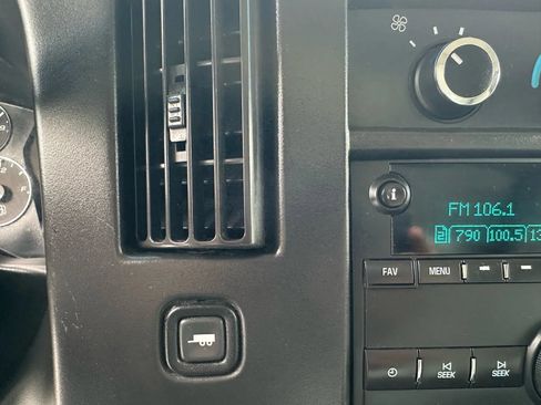 Used 2018 Chevrolet Express 3500 w/ Driver Convenience Package RWD image 24