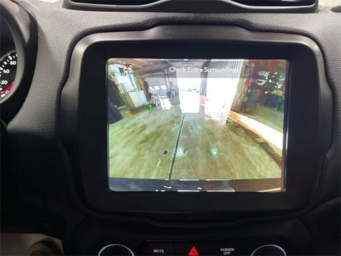 Certified 2023 Jeep Renegade Latitude image 17